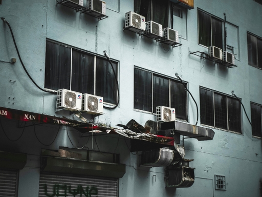 Außengerät einer modernen Klimaanlage an einer Hausfassade